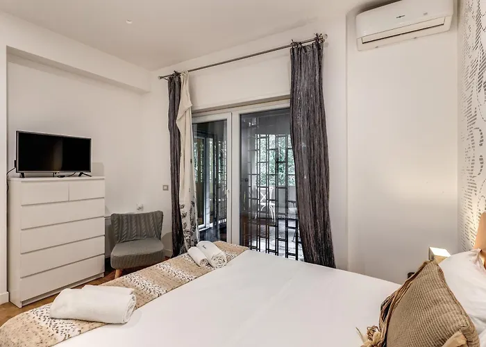 Romantic Piccolomini Lux