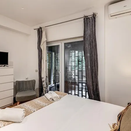 Romantic Piccolomini Lux